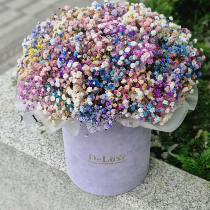Flowerbox z gipsówką – pastelowa, delikatna kompozycja w pudełku