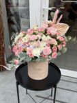 Flowerbox z anturium, różą gałązkową, goździkiem i chryzantemą – elegancka kompozycja w pudełku