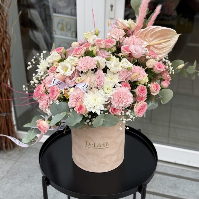 Flowerbox z anturium, różą gałązkową, goździkiem i chryzantemą – elegancka kompozycja w pudełku