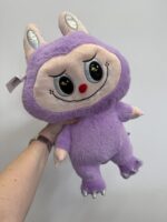 Labubu fioletowy – oryginalny pluszak z charakterem, dostępny w Studio Deluxe Poznań.