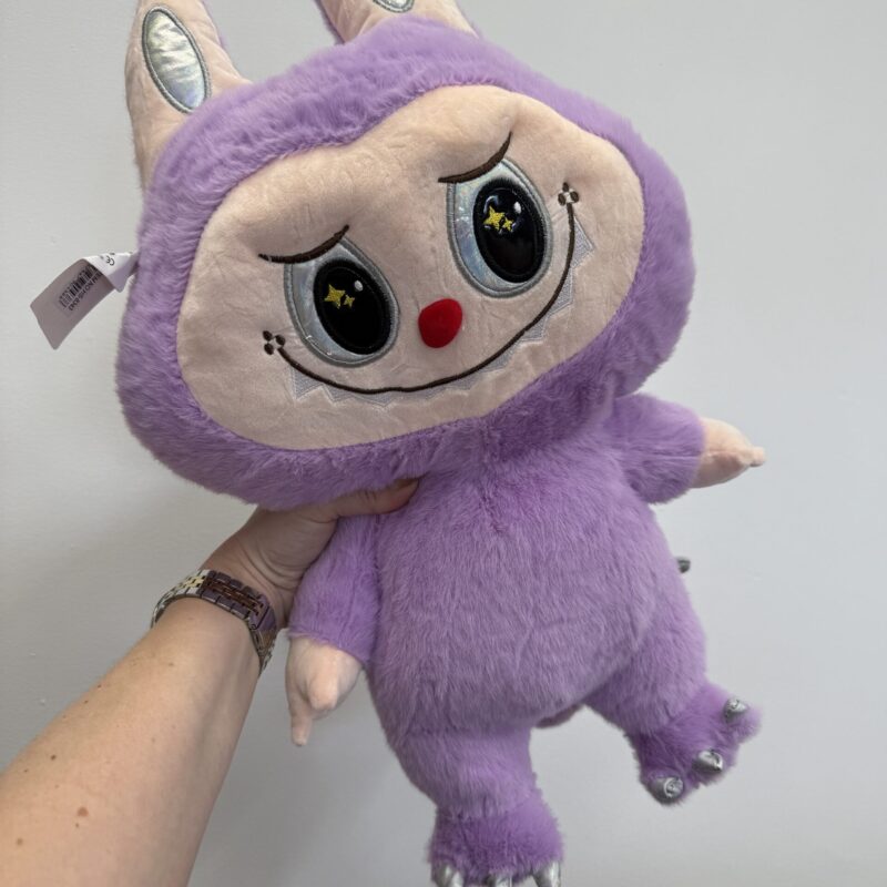 Labubu fioletowy – oryginalny pluszak z charakterem, dostępny w Studio Deluxe Poznań.