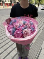 Bukiet różowych piwonii z niebieską gipsówką - obrazek 2