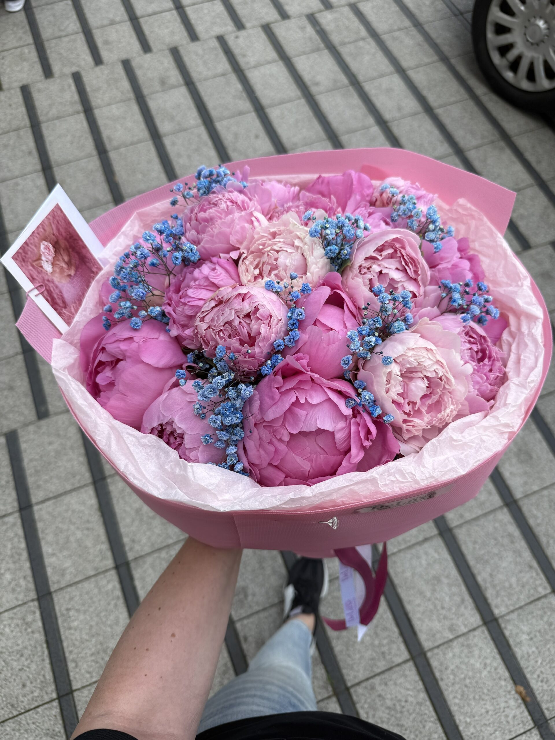 img_5280 Bukiet różowych piwonii z niebieską gipsówką Studio Deluxe