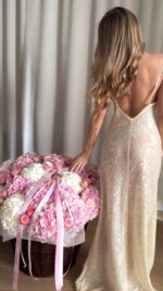 Kosz z hortensji i gałązkowej róży w pastelowych odcieniach różu i bieli, ozdobiony wstążką i złotym serduszkiem – Studio Deluxe Poznań.