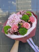 Bukiet z hortensji, goździków, jeźynami - obrazek 3