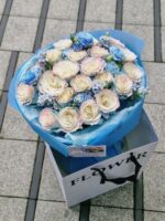 Bukiet z niebieskich róż i oxypetaluma - obrazek 2