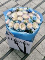 bukiet z niebieskich róż z eustomą Studio Deluxe Poznań