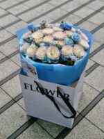 Bukiet z niebieskich róż i oxypetaluma - obrazek 3