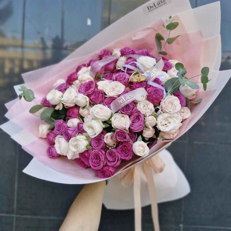 bukiet z gałązkowymi różami w miksie Studio Deluxe Poznań