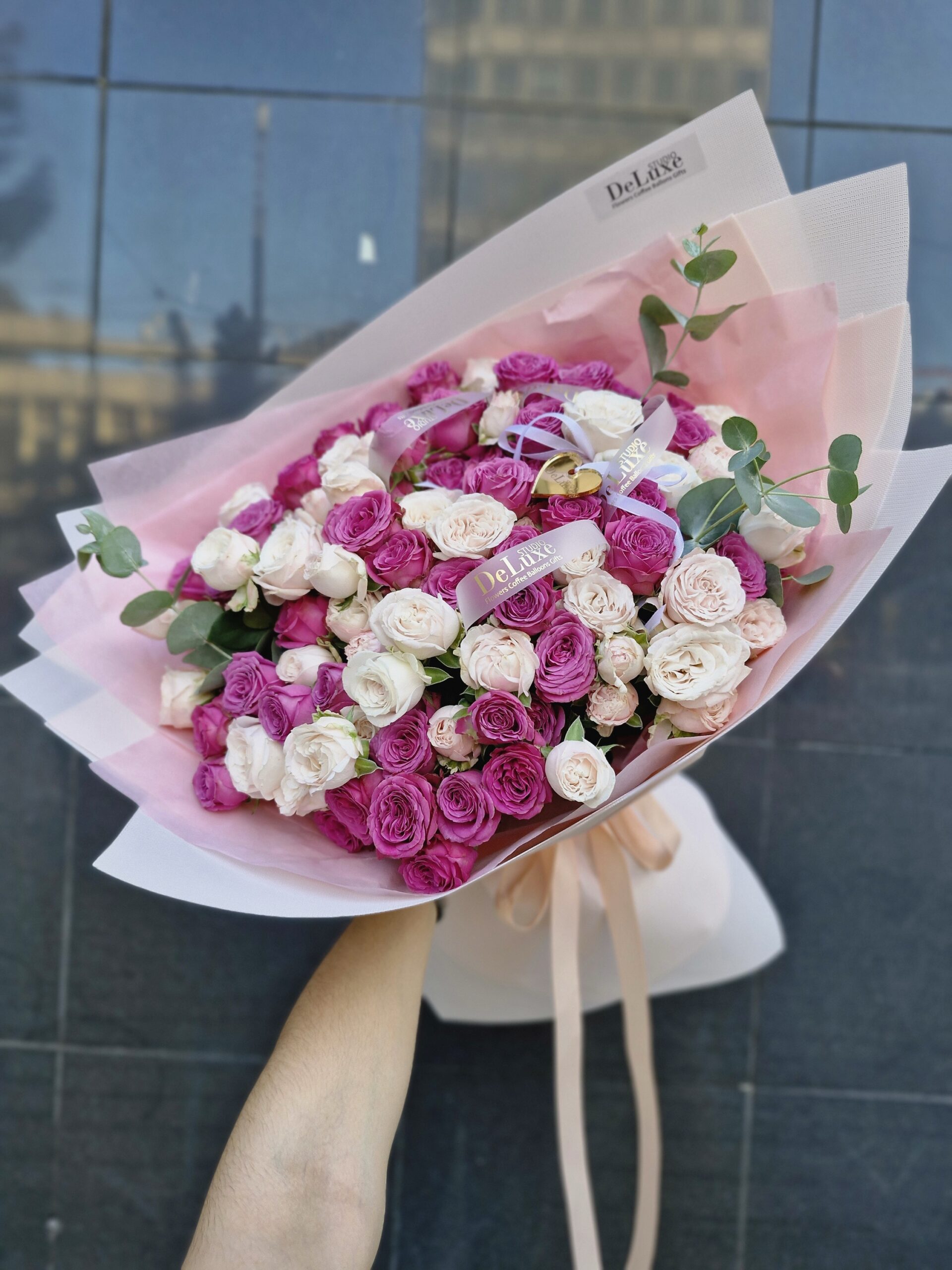 img_5922-2 bukiet z gałązkowymi różami w miksie Studio Deluxe Poznań