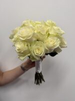 Bukiet ślubny z 19 białych róż - obrazek 3