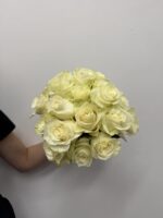 Bukiet ślubny z 19 białych róż - obrazek 2