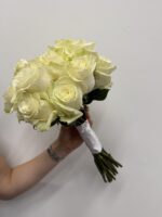 bukiet ślubny z 19 białych róż Studio Deluxe