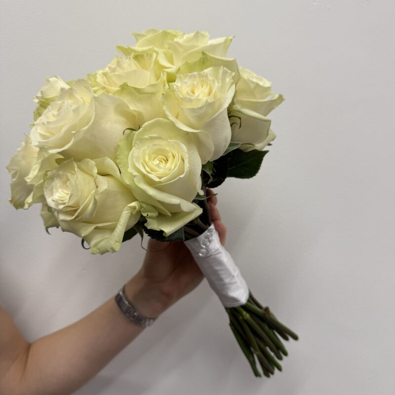 bukiet ślubny z 19 białych róż Studio Deluxe