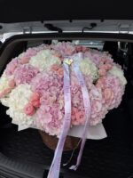 Kosz z hortensji i gałązkowej róży - obrazek 3