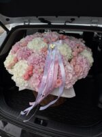 Kosz z hortensji i gałązkowej róży - obrazek 2