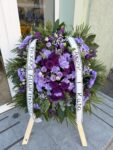 pogrzebowy wieniec z fioletowych kwiatów Studio Deluxe Poznań