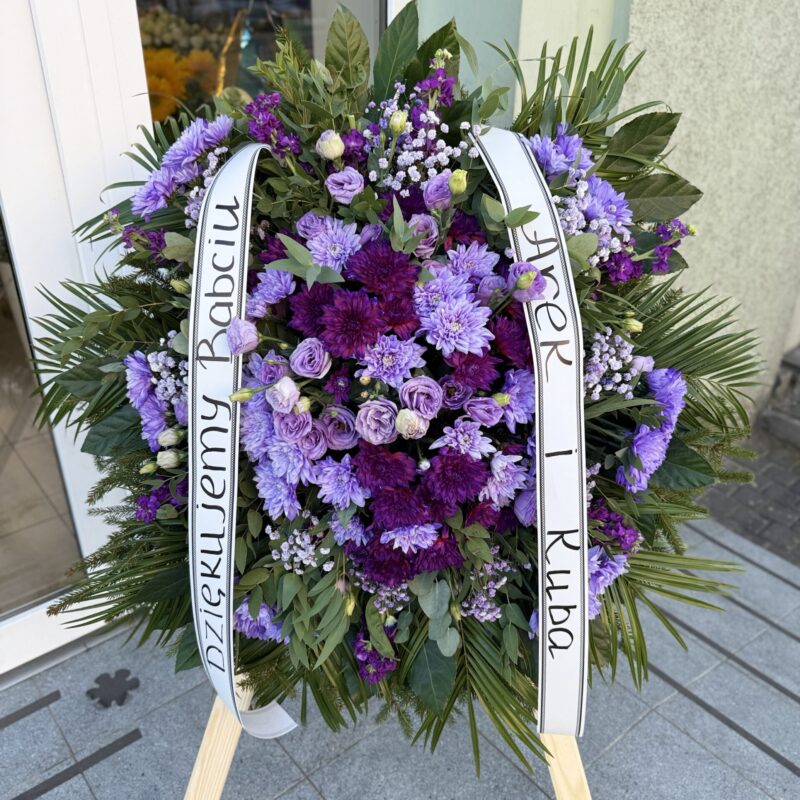 pogrzebowy wieniec z fioletowych kwiatów Studio Deluxe Poznań