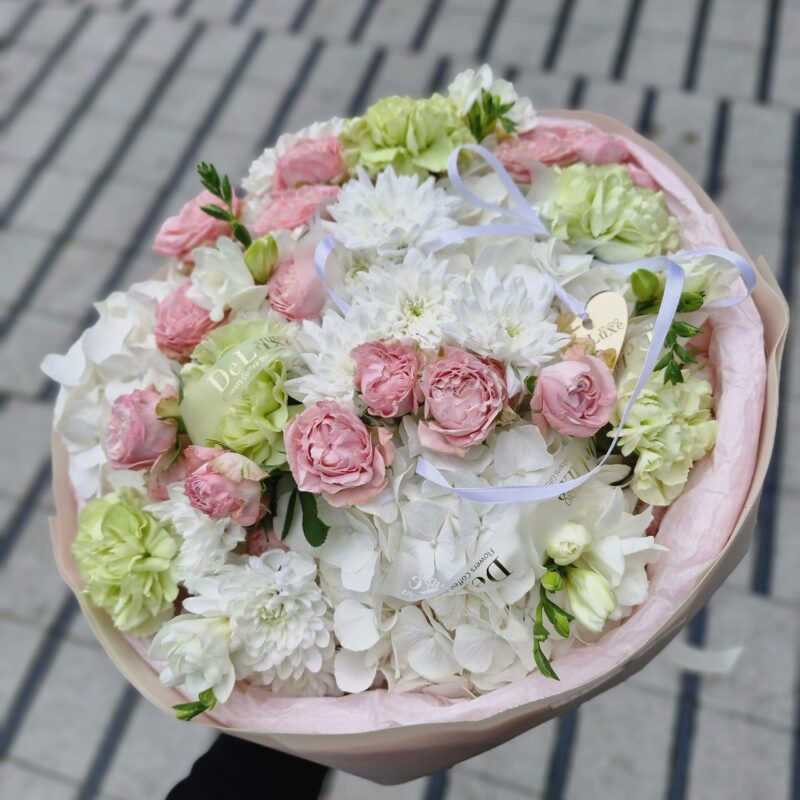 bukiet z hortensji, goździków i gałązkowych róż Studio Deluxe Poznań