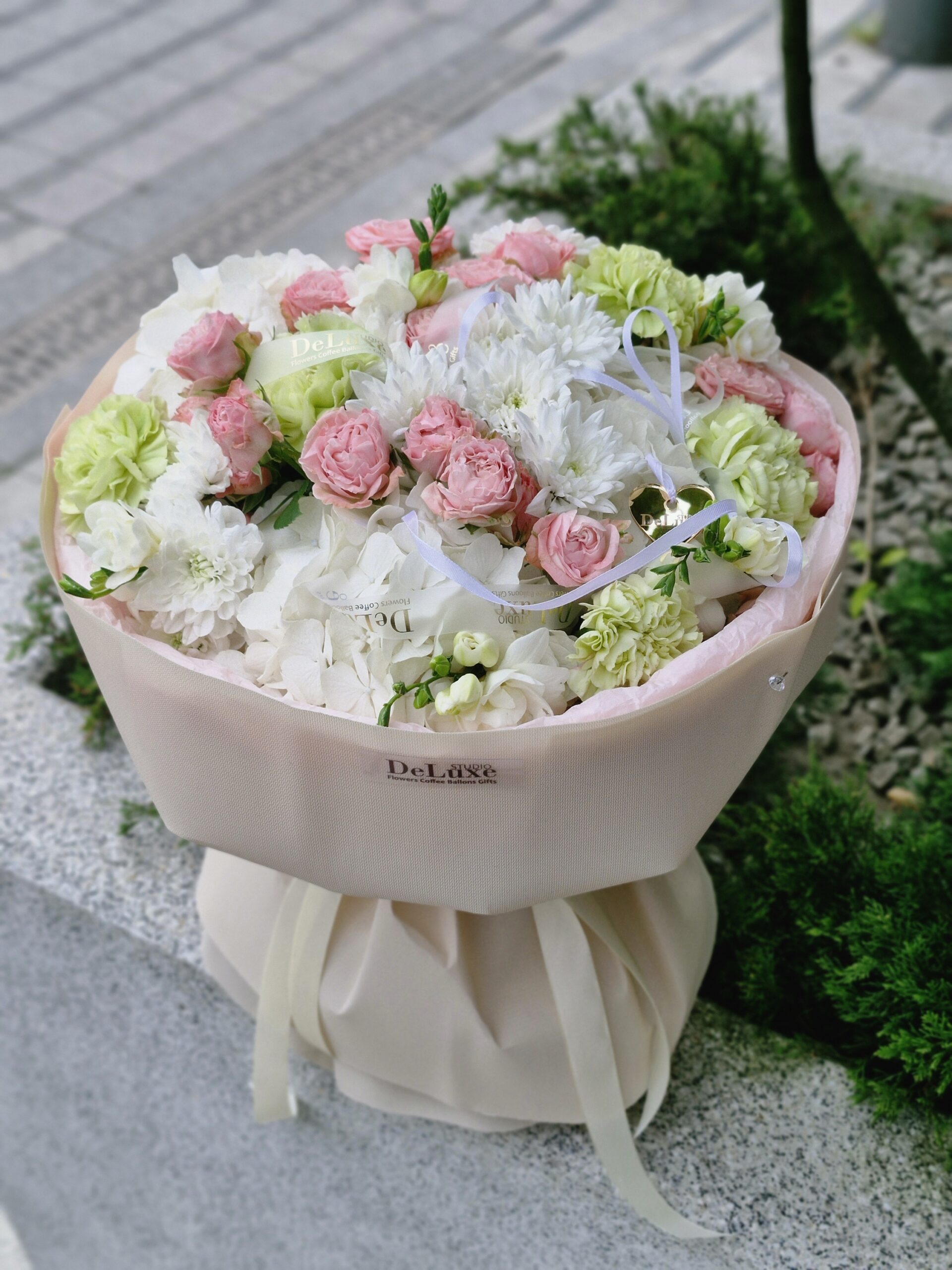 img_7127 Bukiet z hortensji, goździków i gałązkowych róż - obrazek 1