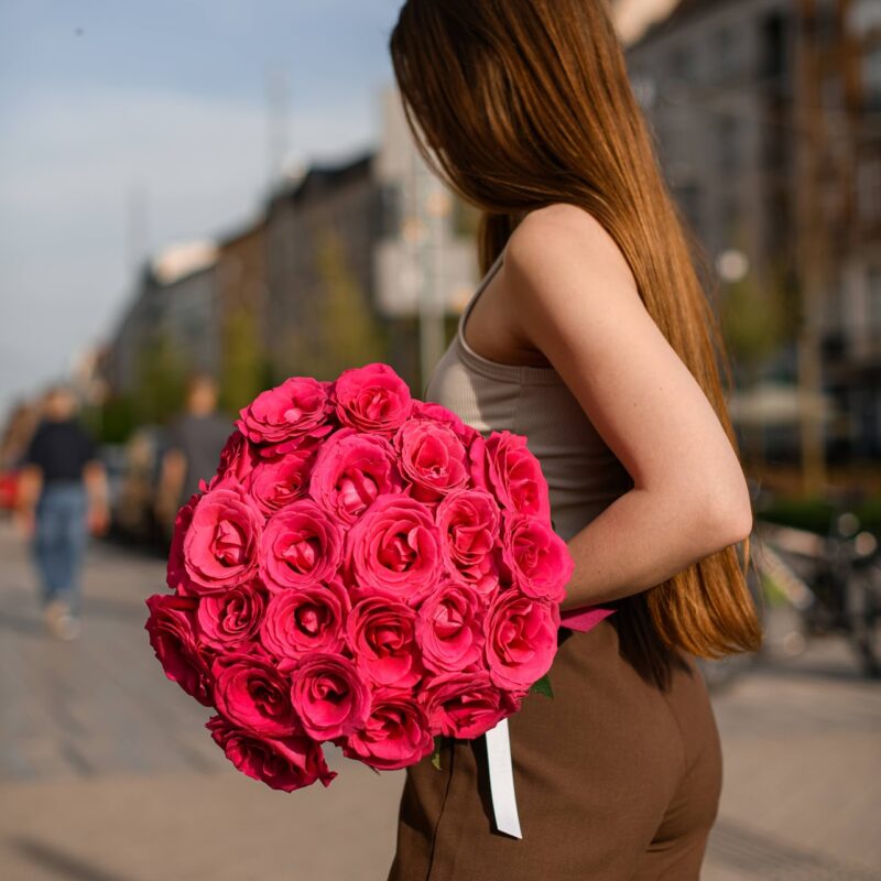 Bukiet róż Lola 25 szt – elegancja i pasja | Studio Deluxe Poznań