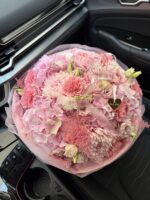 Bukiet z hortensji, goździków, chryzantem, róż i ozotamnusa - obrazek 2