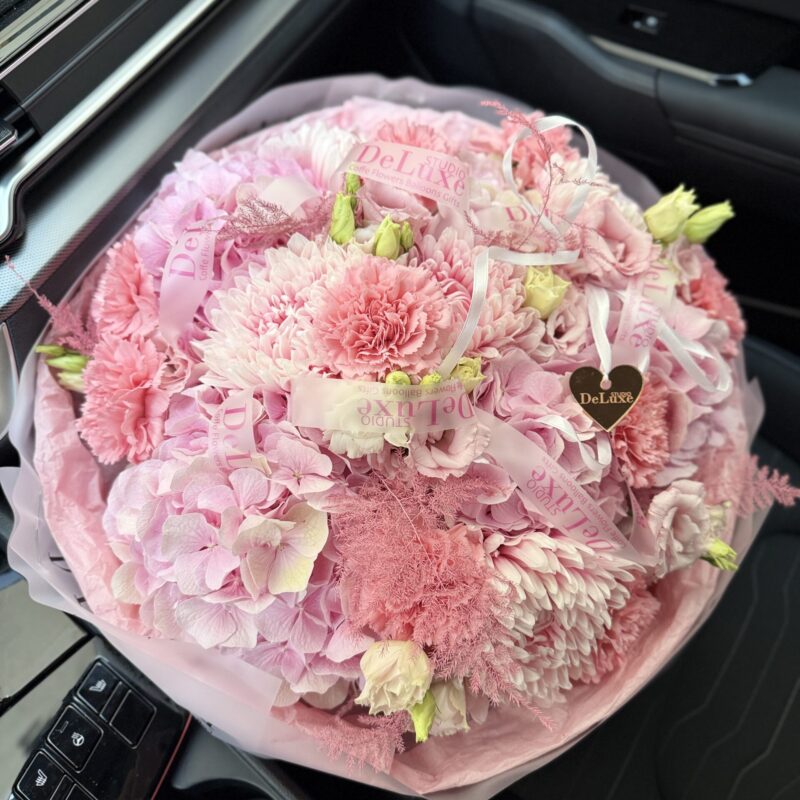 Bukiet z hortensji, goździków, chryzantem, róż i ozotamnusa Studio Deluxe Poznań