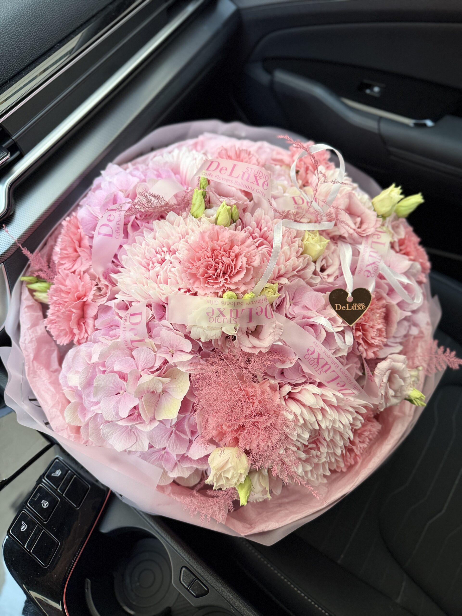 IMG_6258 Bukiet z hortensji, goździków, chryzantem, róż i ozotamnusa Studio Deluxe Poznań