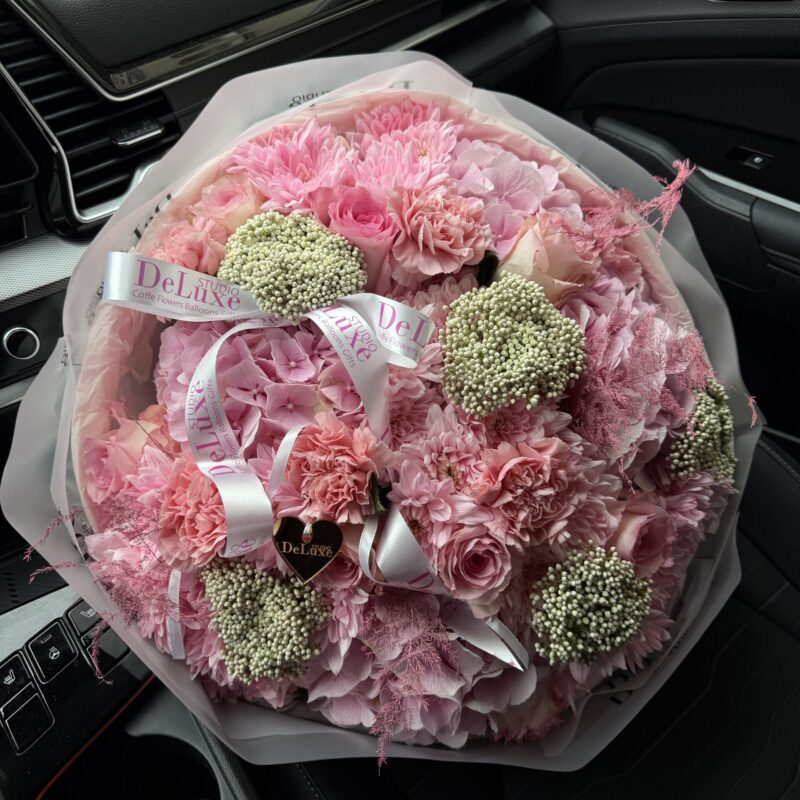 Bukiet z hortensji, goździków, chryzantem i róż Studio Deluxe Poznań