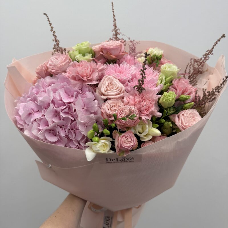 Bukiet z hortensji, eustom, róż, chryzantem i goździków Studio Deluxe Poznań