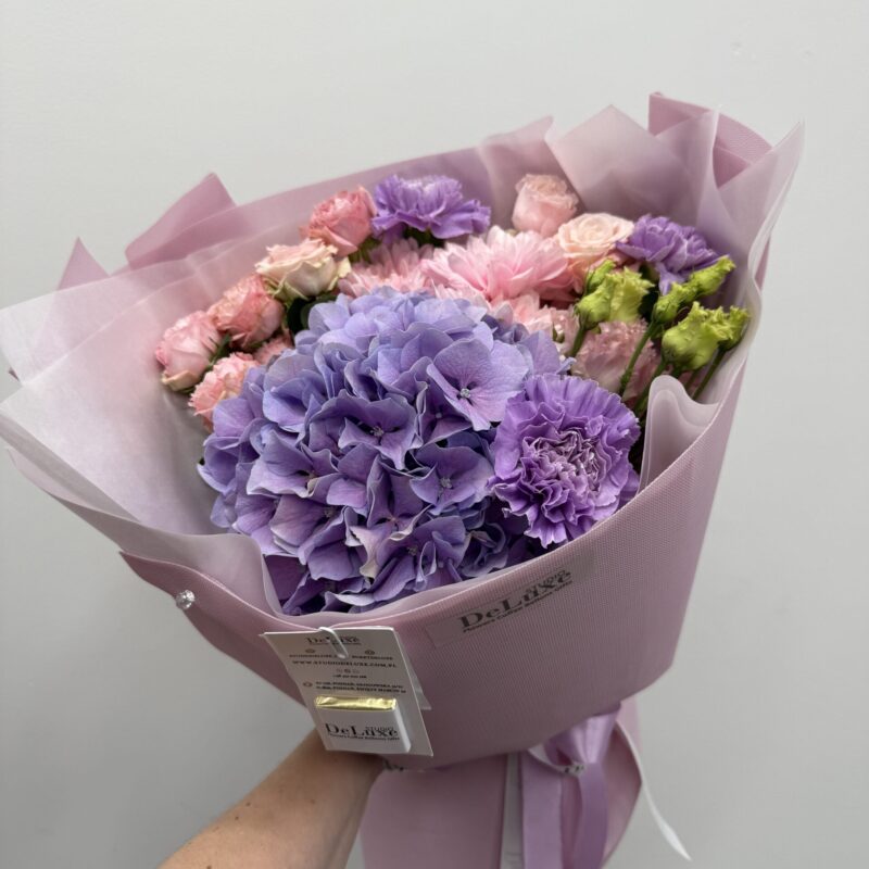 Pastelowy bukiet z hortensji, róż, eustom, goździków i chryzantem w odcieniach różu i lila, przygotowany przez Studio Deluxe Poznań.