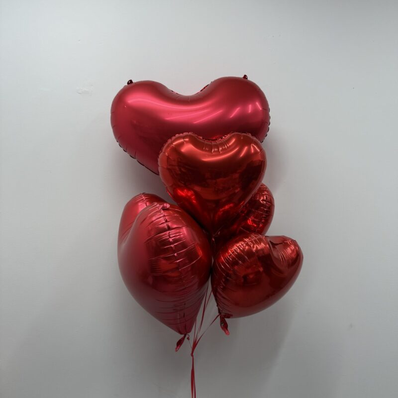 Zestaw balonów serca w odcieniach różu, przygotowany przez Studio Deluxe Poznań.