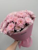 Bukiet z różowej chryzantemy gałązkowej Deluxe w pastelowym odcieniu różu, ręcznie ułożony przez florystów Studio Deluxe w Poznaniu.