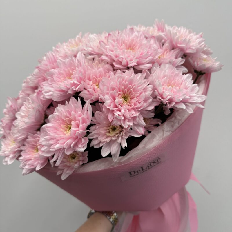 Bukiet z różowej chryzantemy gałązkowej Deluxe w pastelowym odcieniu różu, ręcznie ułożony przez florystów Studio Deluxe w Poznaniu.