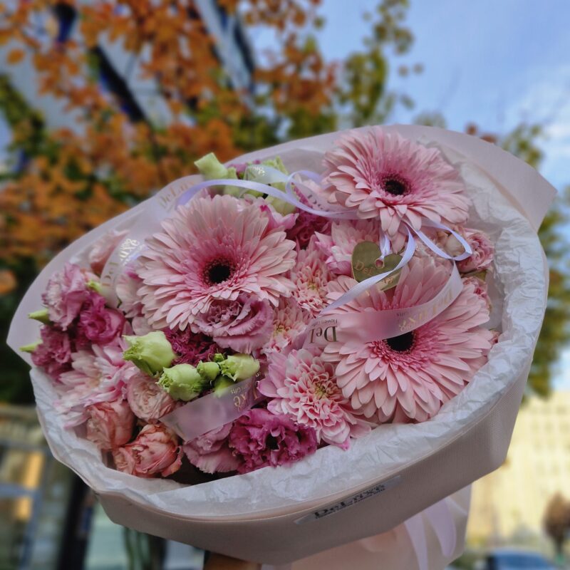 bukiet z róż eustom gerber i chryzantem różowy – Studio Deluxe Poznań