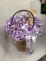 fioletowa gipsówka w torebce