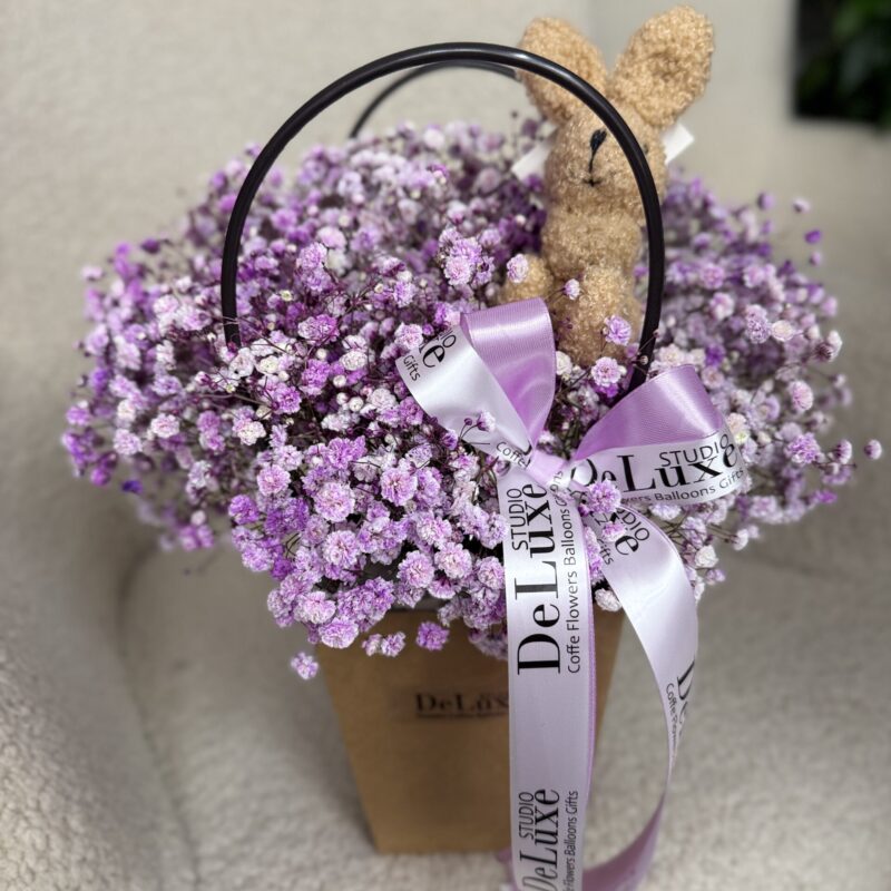 fioletowa gipsówka w torebce