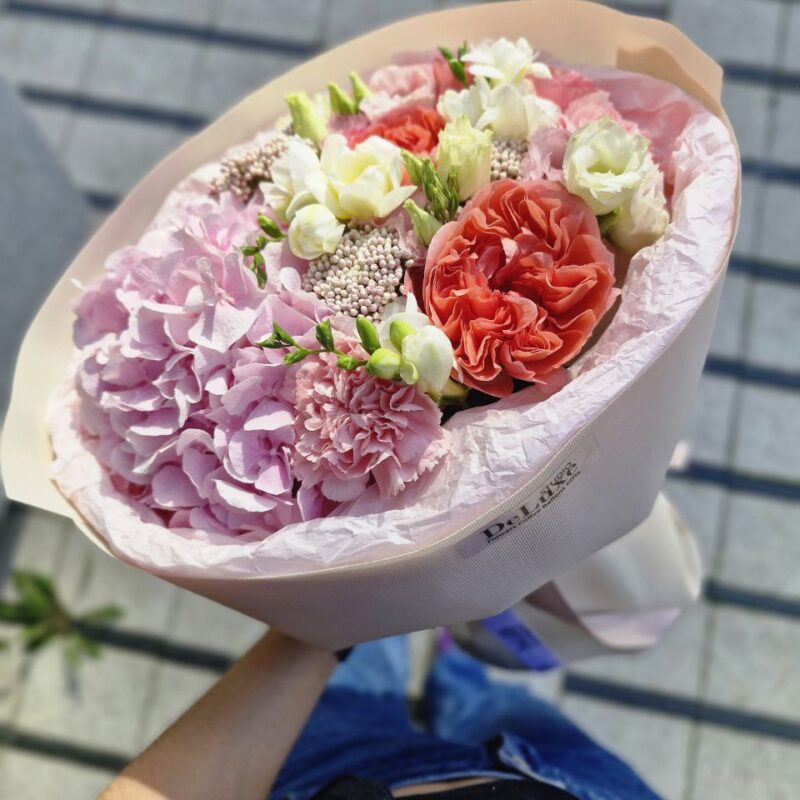 Bukiet z hortensji i piwoniowej róży