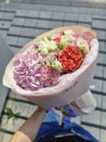 Bukiet z hortensji i piwoniowej róży