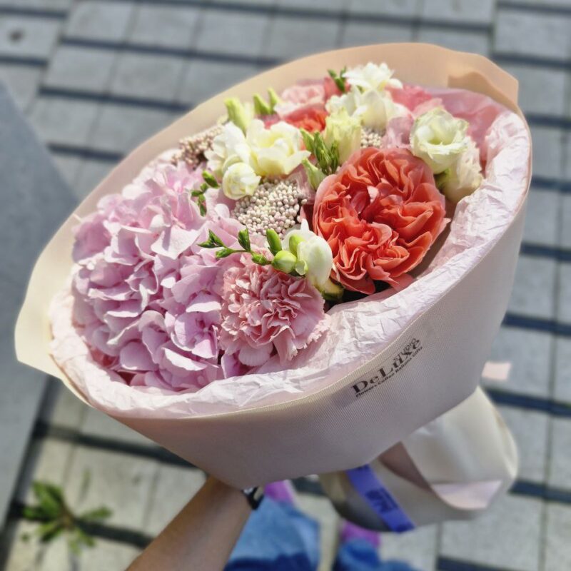 Bukiet z hortensji i piwoniowej róży