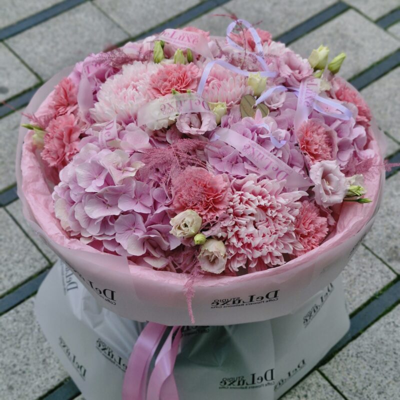 Bukiet z hortensji i eustomy, chryzantemy, goździków