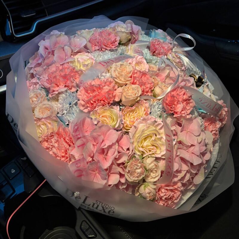 bukiet z hortensją i goździkami