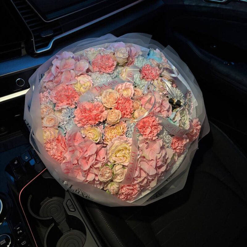 Bukiet z niebieskiej róży i hortensji