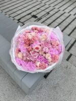 kompozycja kwiatowa z różami, chryzantemami i goździkami