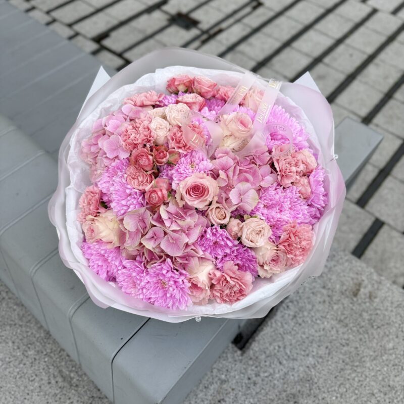 kompozycja kwiatowa z różami, chryzantemami i goździkami