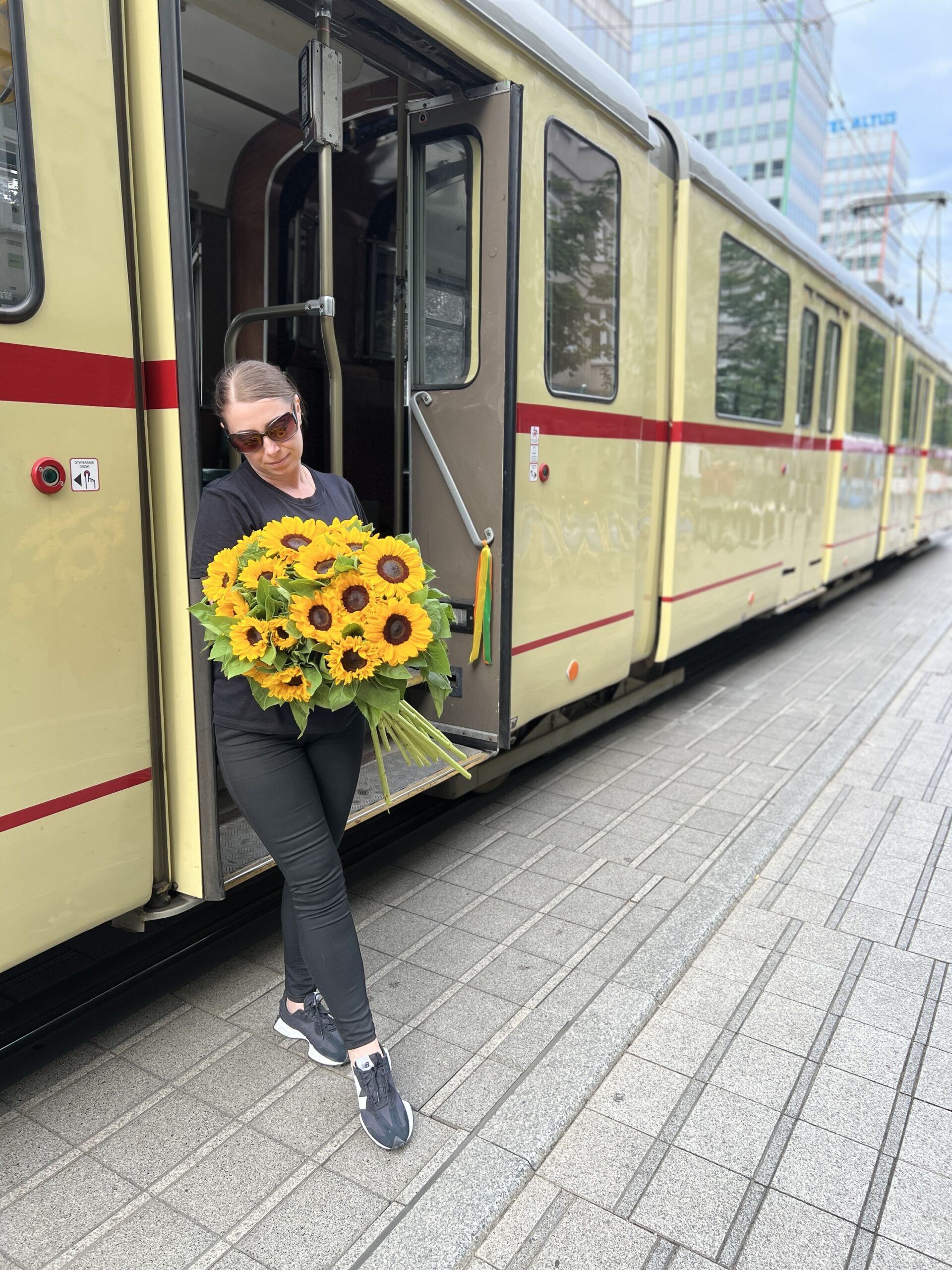 img_1472 bukiet słoneczników 17 świeżych kwiatów Studio Deluxe