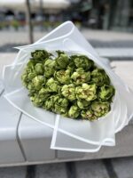 Bukiet róż Veggie 25 szt w delikatnym zielonym odcieniu, ułożony ręcznie przez florystów Studio Deluxe w Poznaniu. Elegancka kompozycja z 25 róż w pastelowej zieleni.