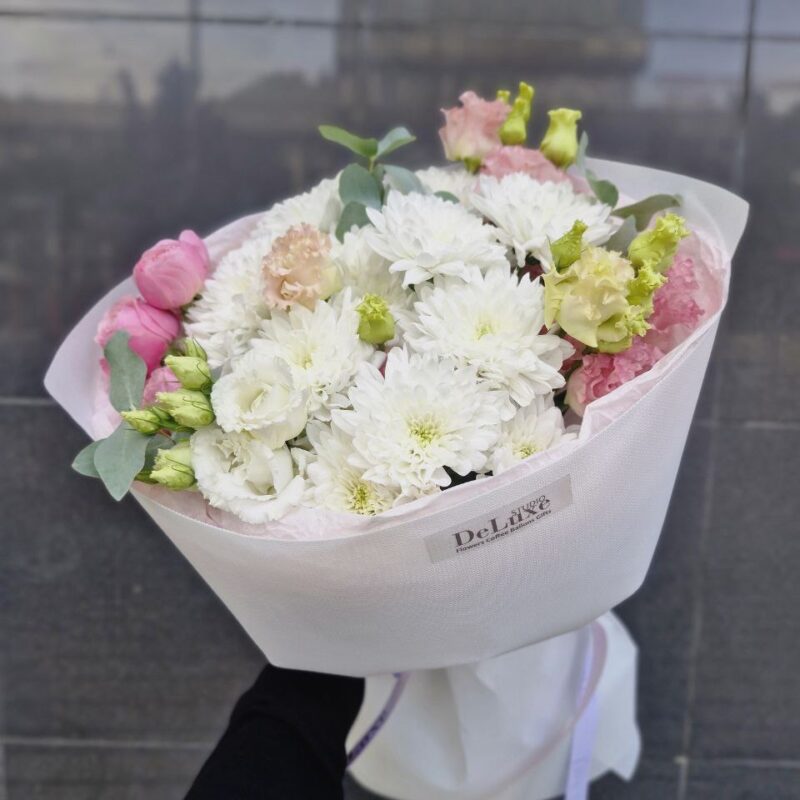 Bukiet Romantyczny w odcieniach różu i pastelowej zieleni – kompozycja Studio Deluxe Poznań.