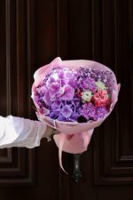 Bukiet z hortensji, goździków, eustomy i gipsówki – elegancka kompozycja