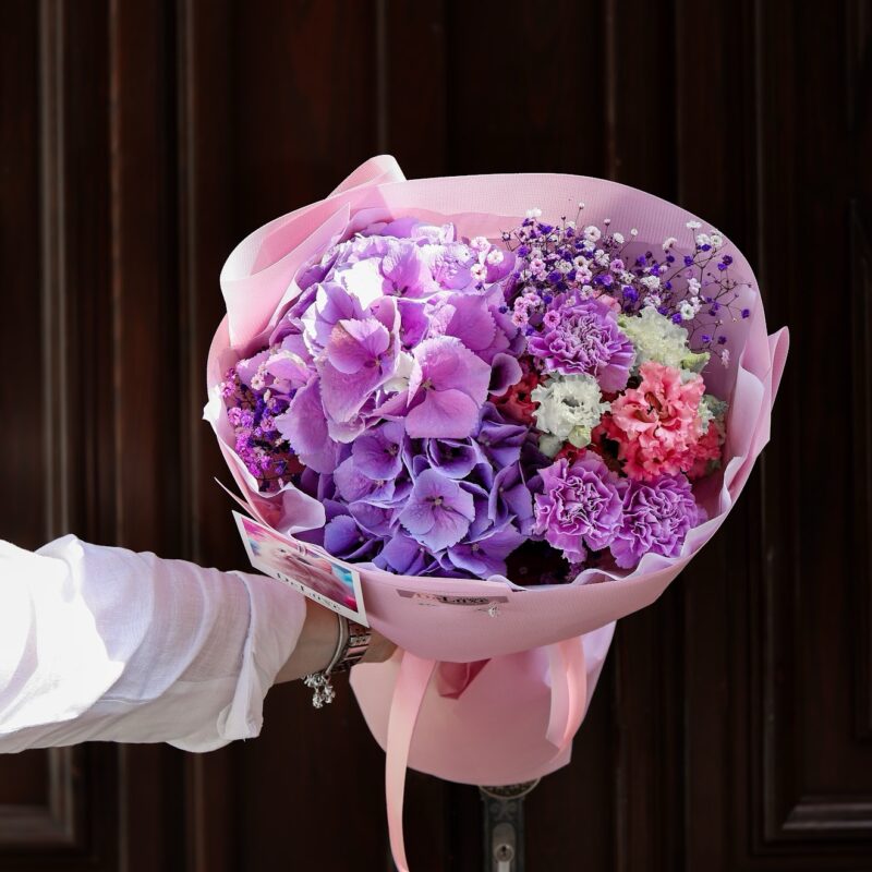 Bukiet z hortensji, goździków, eustomy i gipsówki – elegancka kompozycja